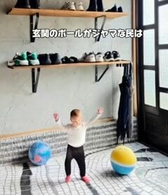 【100均DIY】玄関で邪魔になりがちな〈ボール〉→セリアの〈ブラケット〉で〈浮かせる収納〉を作ってスッキリ収納！