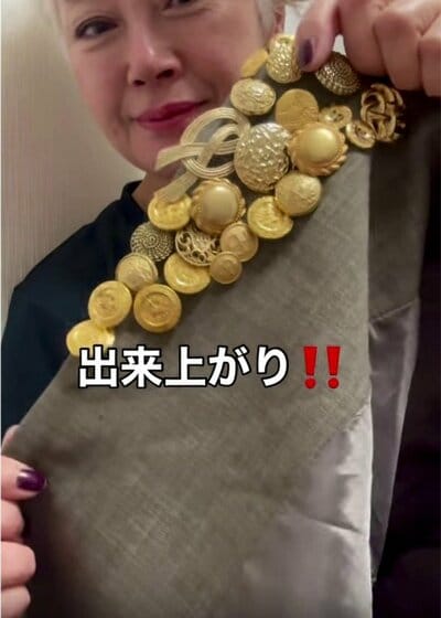 ボタンをびっしり縫いつけた完成ジャケット
