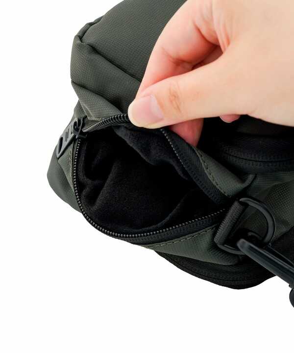 中央には横から直接出し入れできる吸水ポケットを搭載