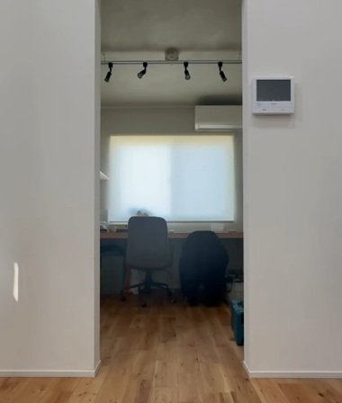 【DIY術】何もない壁に回転式の家具を活用して「隠し扉」を設置。扉自体を掃除用具入れにして生活感を目隠しし、見せる収納と両立させて空間を有効に使う工夫