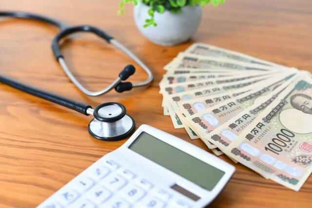 【後期高齢者】医療費が75歳から《3割負担》になる「年収の目安」はいくら？《窓口負担割合》の判定基準を見てみる！