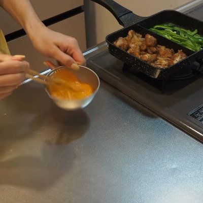 忙しい朝でもパパっと作れる【唐揚げの親子丼風弁当】ご飯の上に卵とじの具をのせて、副菜も丁寧に添えた愛妻弁当に注目