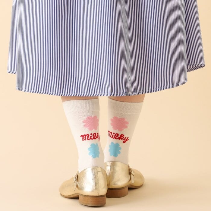 ミルキーのロゴと包み紙の柄がデザインされたソックス