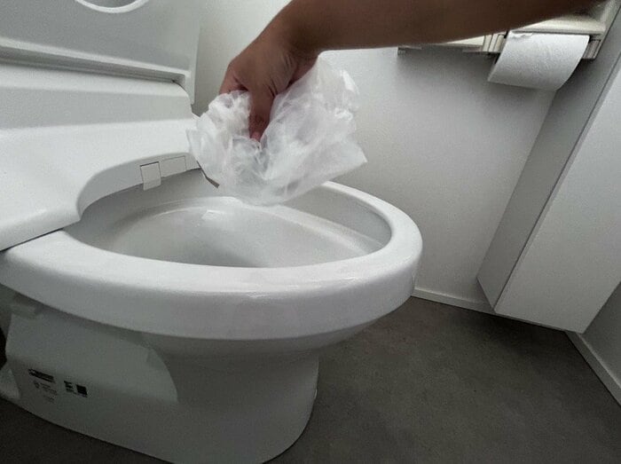 持ち帰ったあとはポリ袋をほどいて、ウンチの入った紙袋をトイレに流すだけ