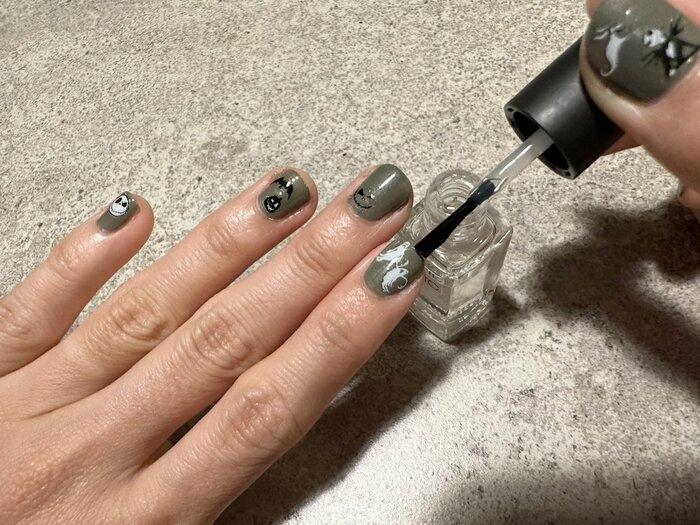 シールを貼ったあとは、上から手持ちのトップコートを塗りました