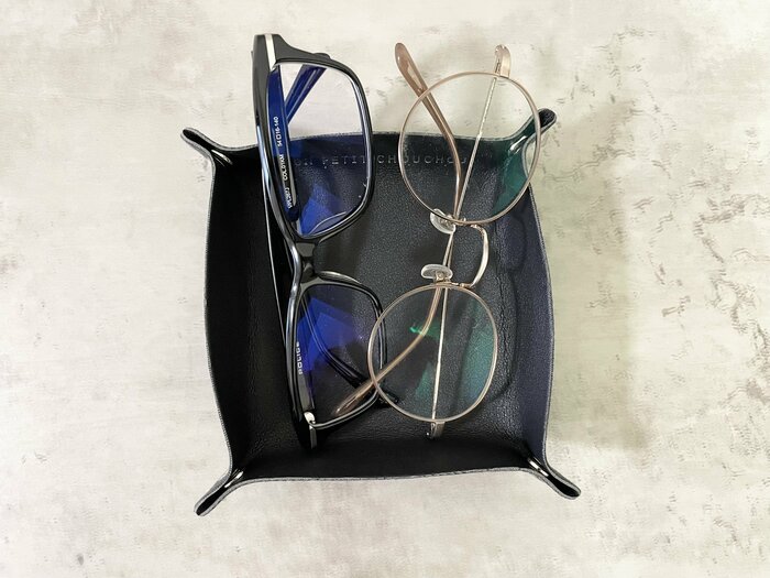 トレーからはみ出しましたが、メガネの重さでトレーが不安定になることはありませんでした