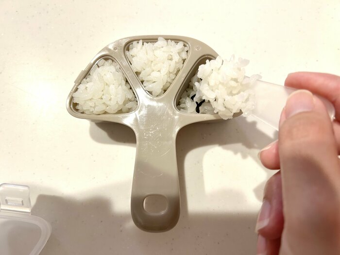 ご飯を入れて具を挟み、上からまたご飯を乗せたら蓋を閉めて振るだけ!