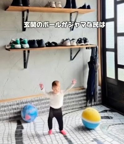 【100均DIY】玄関で邪魔になりがちな〈ボール〉→セリアの〈ブラケット〉で〈浮かせる収納〉を作ってスッキリ収納！