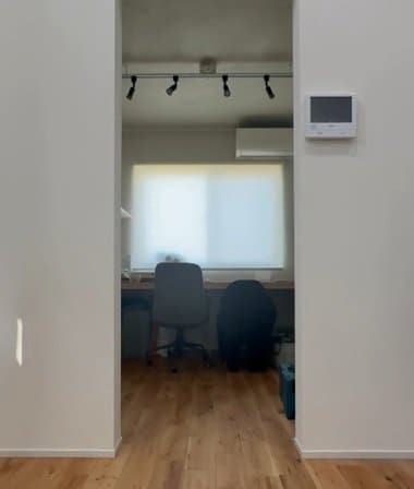 【DIY術】何もない壁に回転式の家具を活用して「隠し扉」を設置。扉自体を掃除用具入れにして生活感を目隠しし、見せる収納と両立させて空間を有効に使う工夫