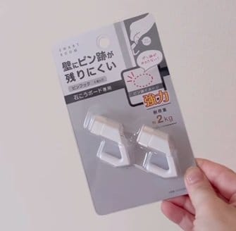 【100均DIY】セリアの「ピンフック」でピン跡が残りにくい帽子収納が完成！賃貸でも安心の収納術に目からウロコ