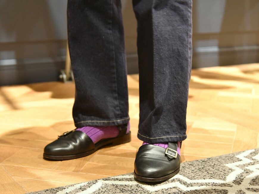 松原さんは元々控えめなボリュームのシューズが好みだそう。丈が長いパンツとの収まりもいい。ちらりと見えるソックスの色や柄で遊ぶのが松原さんのスタイル