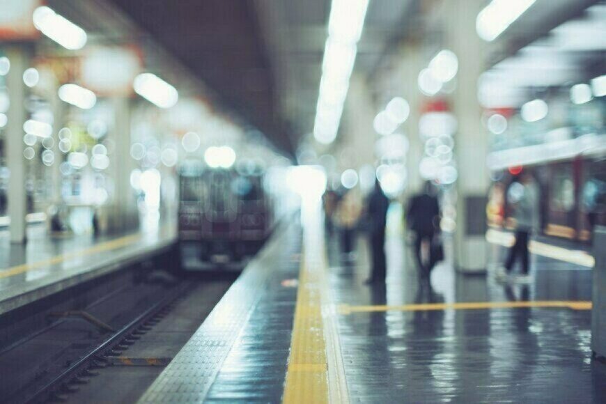 駅の電光掲示板にひっそりと佇む「ミャクミャク」　あまりにも「ミチミチ」な姿が話題に
