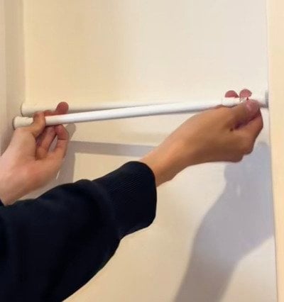 【100均DIY】収納不足の悩みをダイソーの突っ張り棒やS字フックでカバー。カモイフックと組み合わせデッドスペースを活用し、家中の隙間に収納を増やす手軽な工夫