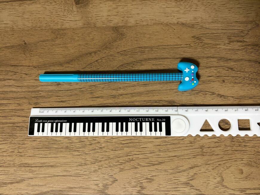 代替キャプ：ダイソー、デザインボールペン（ゲームハンドル型）の画像