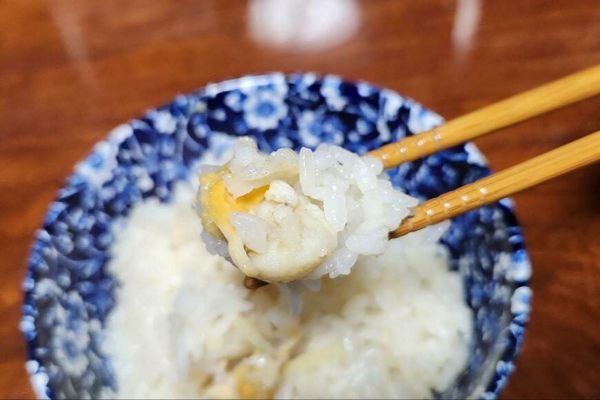 ホタテの炊き込みご飯を食べる