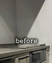 【100均DIY】セリアのタイル風シールでキッチンが「おしゃれな黒タイルの壁」に　マグネットも使えて機能的！