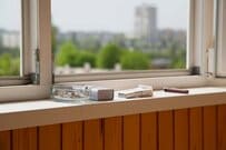 窓際ならホテルの部屋でタバコを吸ってもバレない？「秒で気付く」「かなり不快」体験談が続出