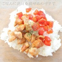【鶏肉とパプリカのおにぎり】「お母さん今夜おかず不要です？！」具デカっ！具うまっ！「鶏肉」をおにぎりに入れたら満足感半端ないおにぎりの完成！