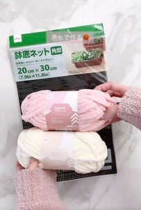 「天才ですか...？」ダイソーの〈鉢底ネットや毛糸〉で...→耳とリボンつきのラブリーな〈収納ケース〉が作れちゃう！
