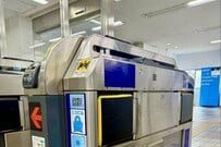 京阪電車の「自動改札機の中」をよく見てみると…　狭いスペースでくつろぐ「中の人」が話題に