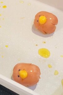 【トンカツ弁当】くちばしが可愛すぎる「鳥ソーセー人」入りのトンカツ弁当で高校生の息子と旦那さんもにっこり