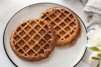 フリーマーケットで購入した皿に「大きなワッフル」をのせたら…　思わずクスッとする状態に「このお皿いいな」