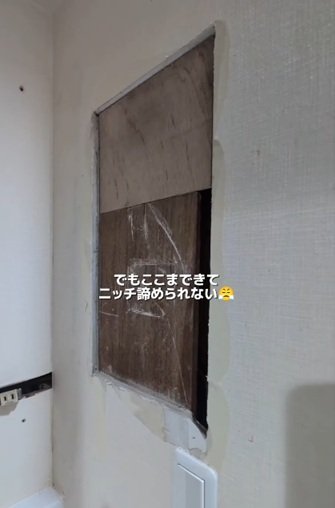 変身前の洗面所の壁