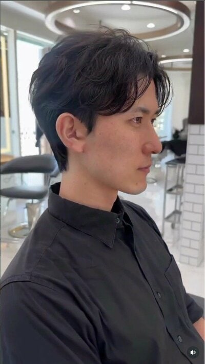 アフターは前髪を上げたセンターパートの短髪