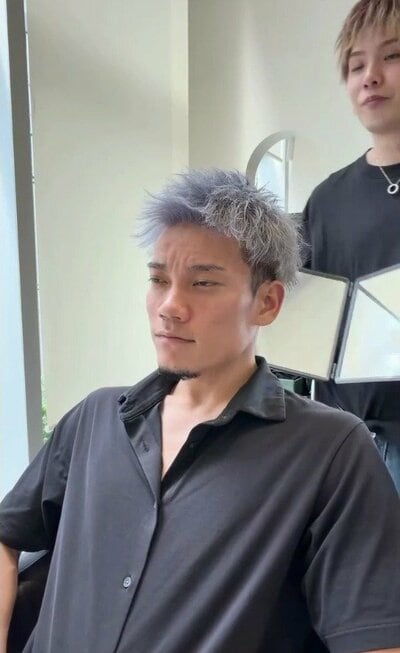 アフターは白髪をぼかしたシルバーのアップバングショート