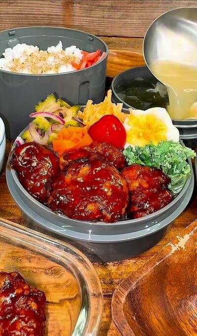 完成した「黒酢の酢豚弁当」