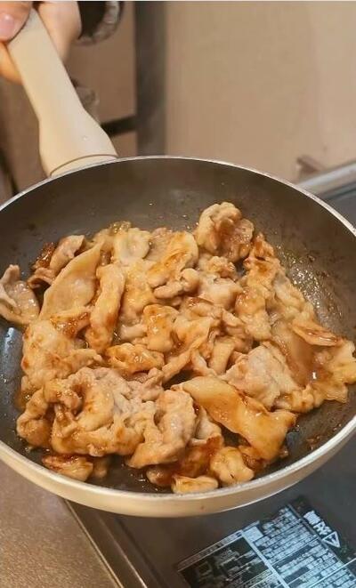 豚こまが甘酢だれで仕上がっていく
