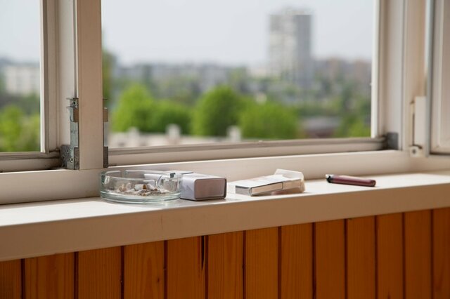 窓際ならホテルの部屋でタバコを吸ってもバレない？「秒で気付く」「かなり不快」体験談が続出