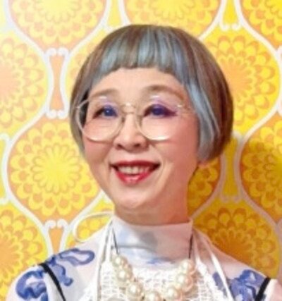 【63歳マダム】が着こなすブルー基調の〈派手コーデ〉が個性的でおしゃれ！華やかなおしゃれスタイルに「かわいい」「素敵です」の声