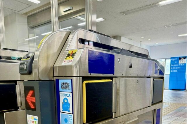 京阪電車の「自動改札機の中」をよく見てみると…　狭いスペースでくつろぐ「中の人」が話題に