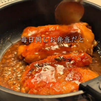 ネギやハニーマスタード、チーズと5種類の味を楽しめる「照り焼きチキン」の冷凍弁当がおいしそう！トッピングを変えるだけで飽きずに食べられるアイデアがステキ