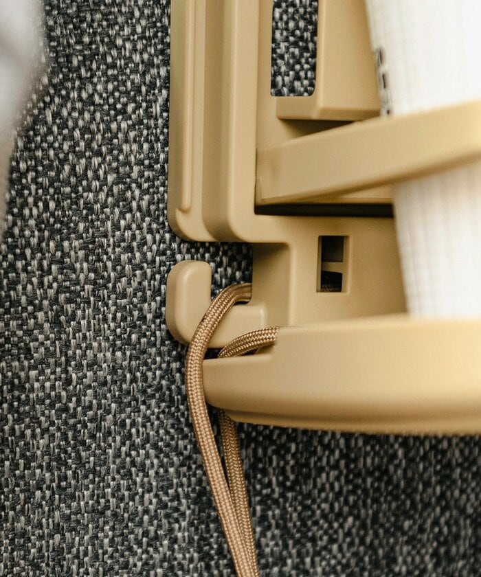 両サイドにはコンビニ袋などを引っ掛けられるフックが標準装備