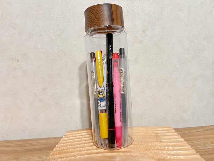 ペンが入ったドリンクボトル