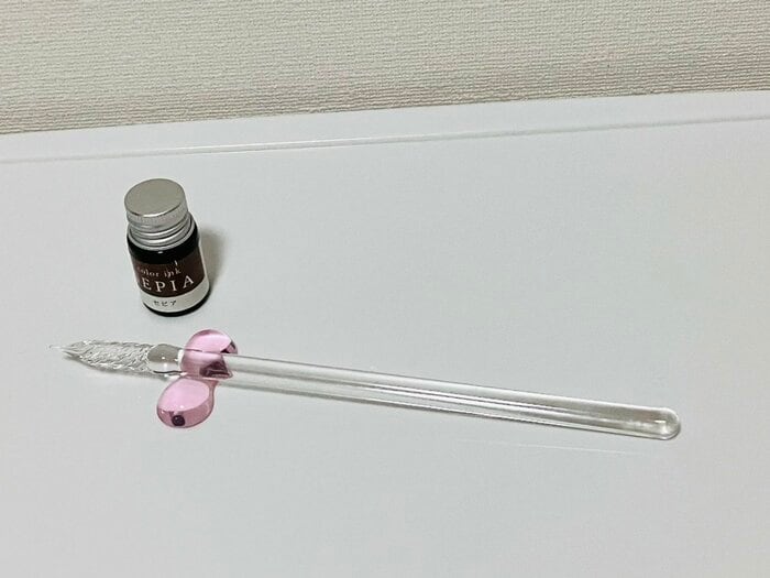 「ガラスペンレスト」はガラスペンの転がり防止に