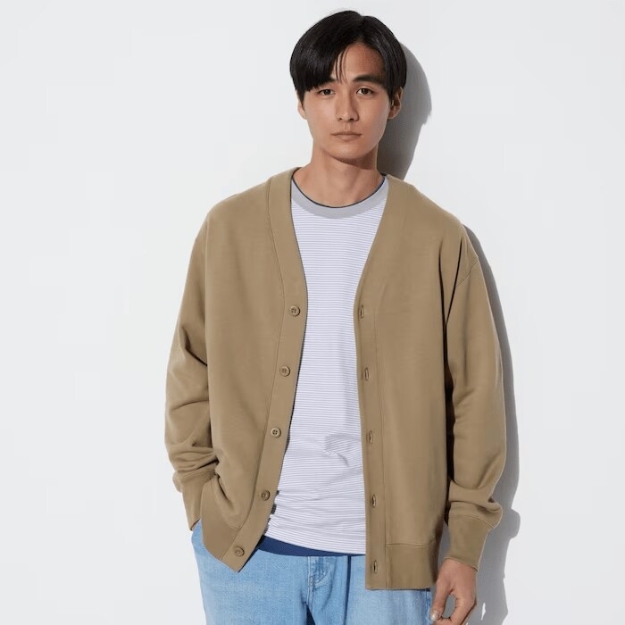 カーディガンといえばニット素材をイメージしがちですが、ユニクロではスウェットも