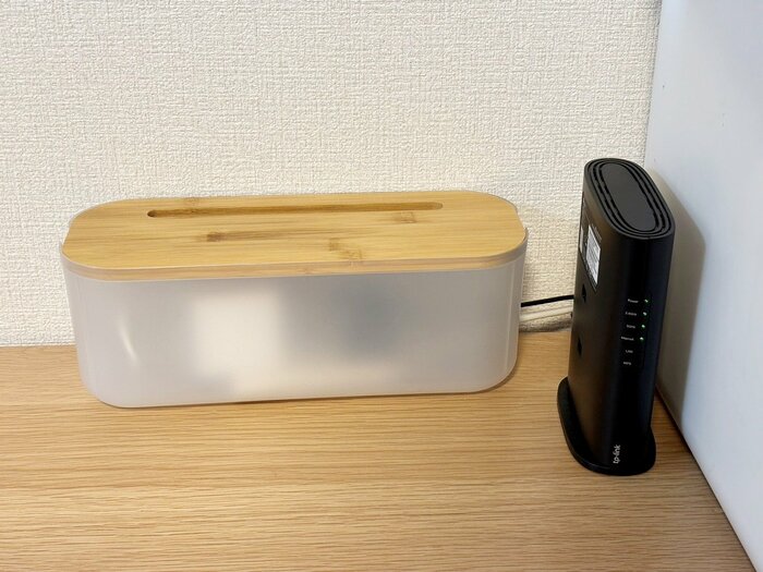 木製のインテリアの上に置いても馴染むデザイン