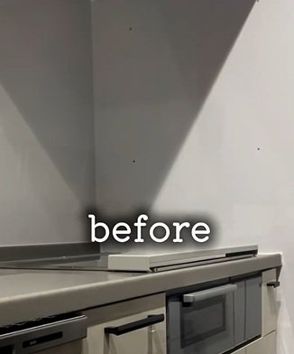 【100均DIY】セリアのタイル風シールでキッチンが「おしゃれな黒タイルの壁」に　マグネットも使えて機能的！