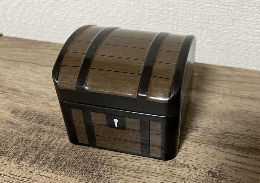 筆者撮影（セリア、宝箱缶）