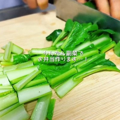 【フタ閉まる？】妻が作るおかずを盛り盛りにした「かんたん夫弁当」　ご飯の上に油淋鶏をのせた「ボリューム満点の愛情弁当」がたまらない…