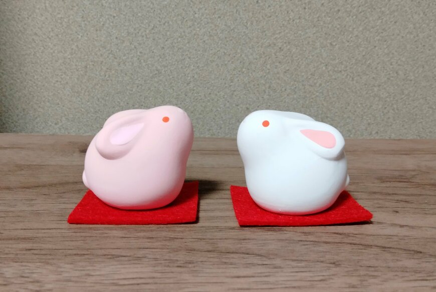 筆者撮影（ダイソー、置物（卯、座り、赤目））