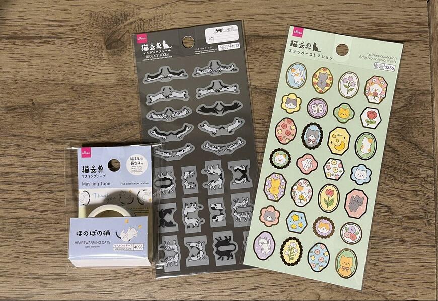 筆者撮影（ダイソー、マスキングテープ（猫の日文具、ほのぼの猫）、インデックスシール（猫の日文具、ビンテージ）、ステッカー（猫の日文具、ブローチ））