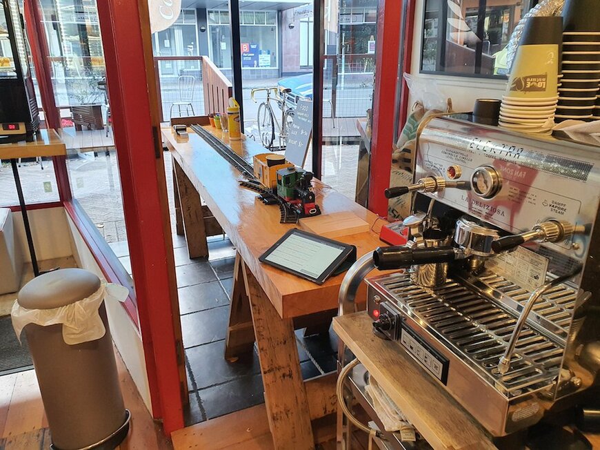 サイクリスタ・エスプレッソ・バー・アンド・ロースタリーのコーヒーは黄色い貨車に載せられてやって来る。貨車は屋根部分をはずすなどして、こぼれずに運べるように工夫したそう。