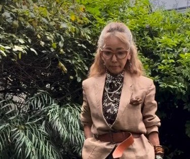 【60代の女性】が着こなすリネンジャケットが素敵！昔の服をベルトや小物使いで今らしいスタイルに