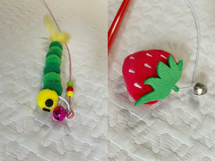 鈴付きワイヤー猫じゃらし いもむし(写真左)・ペット用トイ キャットスティック いちご(写真右)