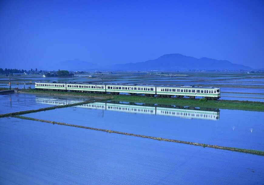 春の午後に撮影した水鏡のような田園風景