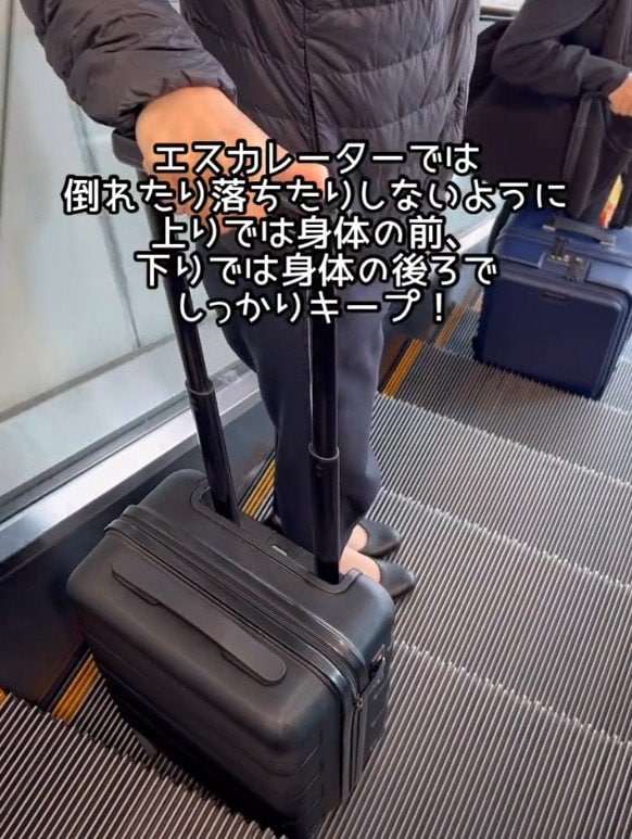 スーツケースを持つ女性